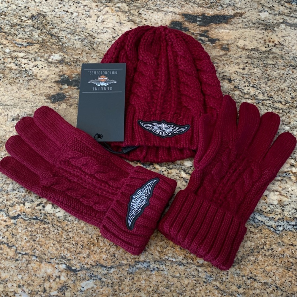 Ladies maroon/red Harley Davidson knit hat and gloves.